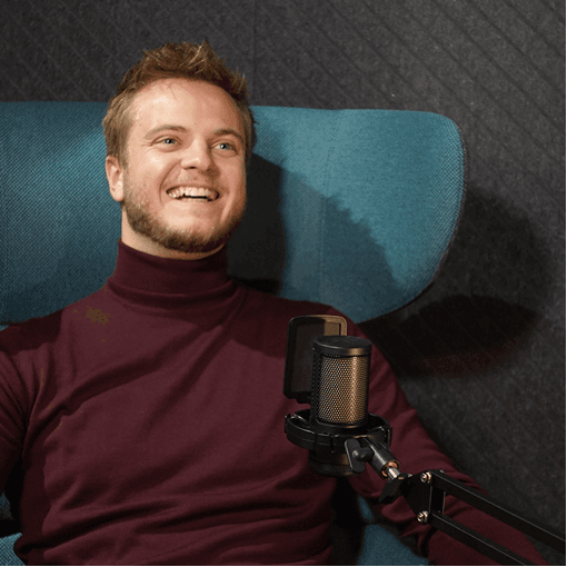 David Prochazka mluví do mikrofonu